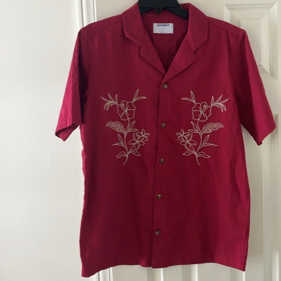 NWT Men’s Old Navy Hawaiian Red Floral Button Down Short Sleeve Shirt - Picture 3 of 6